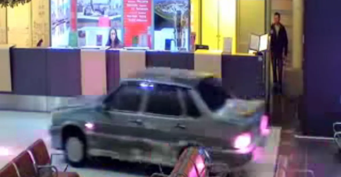 VIDEO: Rus najel autem do letiště. Šílenou jízdou děsil cestující
