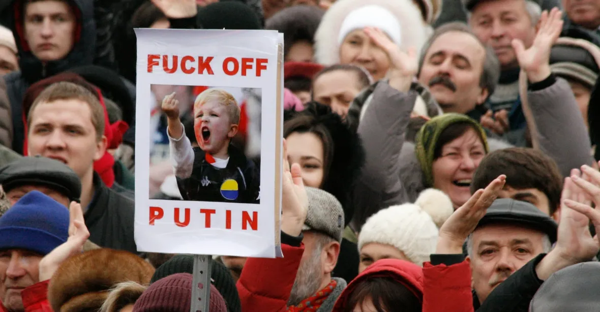 Sankce vůči Rusku musí pokračovat. Europoslanci se pohádali kvůli Krymu
