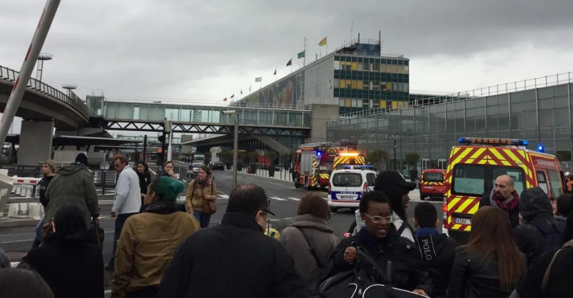 Islamista na pařížském letišti přepadl vojačku. Byl zastřelen