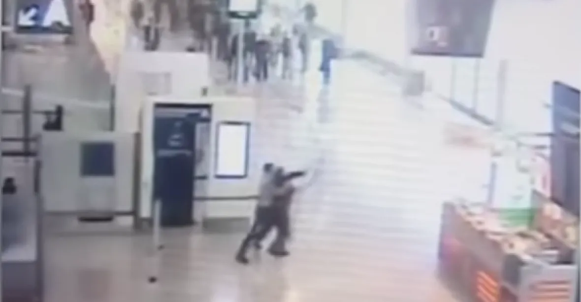 Celý útok na pařížském letišti Orly na videu. Podívejte se