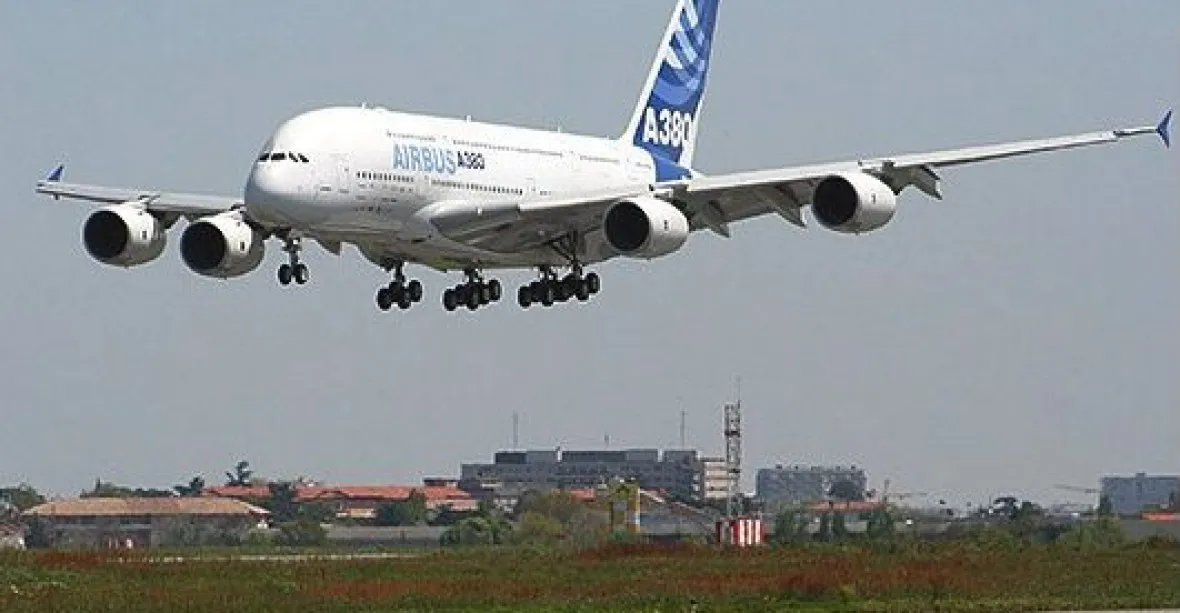 Největší Airbus sfoukl letadlo. To se propadlo o tři kilometry