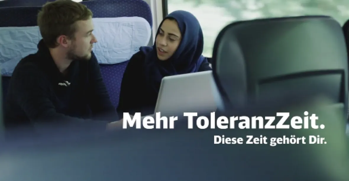 VIDEO: ‚Proč nosí ten šátek?‘ Dráhy učí cestující soužití s muslimy