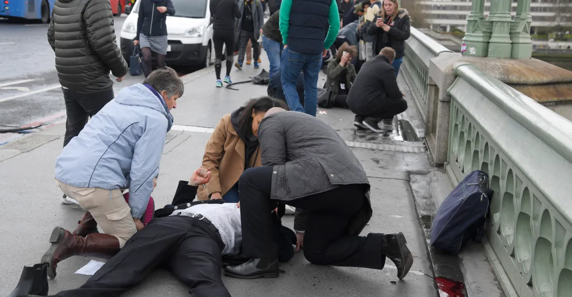 Teroristický útok před britským parlamentem. 4 mrtví a 30 zraněných