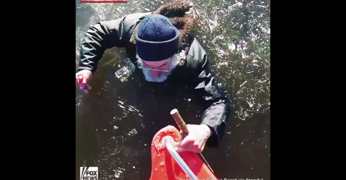 VIDEO: Drama v ledové tříšti. Topící se rybář bojoval o život