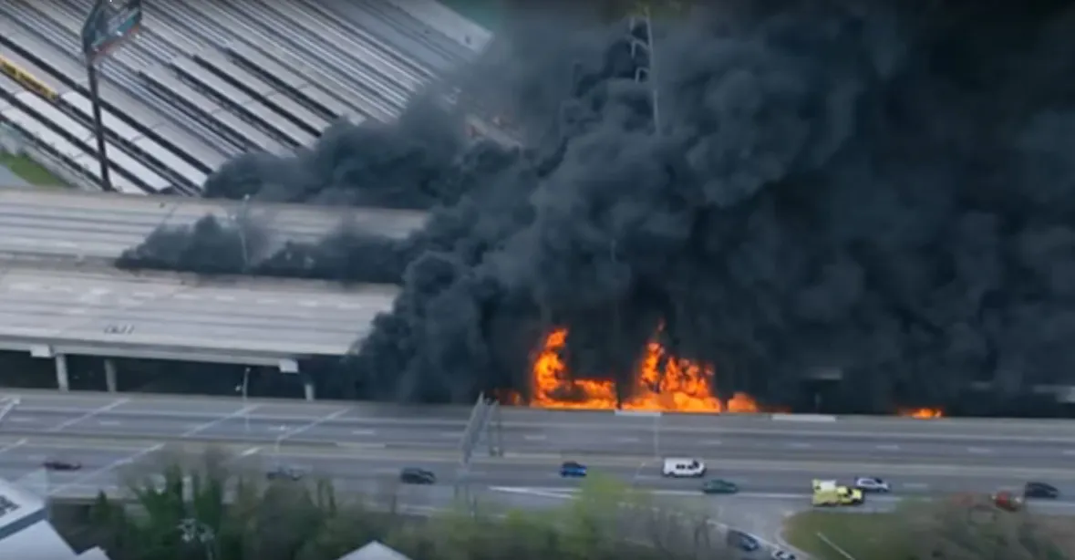 VIDEO: Po masivním požáru se zřítila část dálničního mostu