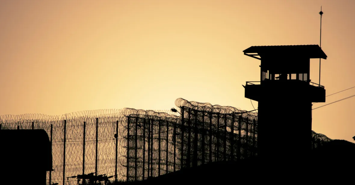 Věznice jsou přeplněné: Pelikán chce stavět nové, lokality už má
