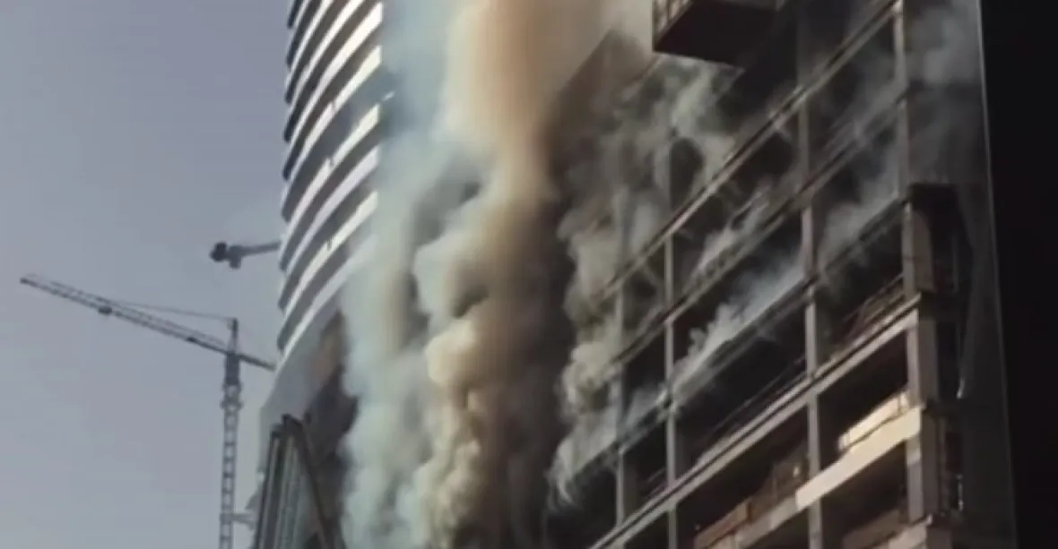 VIDEO: V centru Dubaje hoří 72podlažní mrakodrap