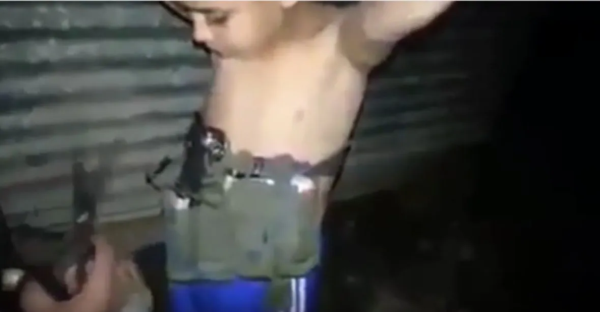 Irácká armáda zveřejnila video 7letého chlapce s bombou na těle