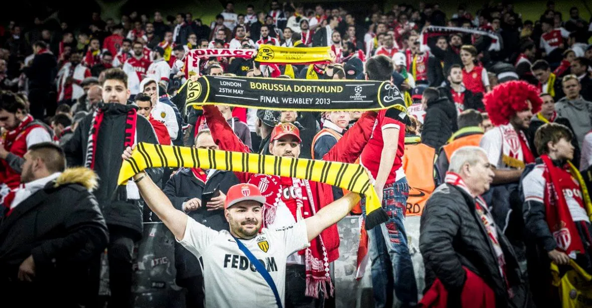 Německo je po útoku na fotbalisty v šoku. Internetem se šíří vlna solidarity