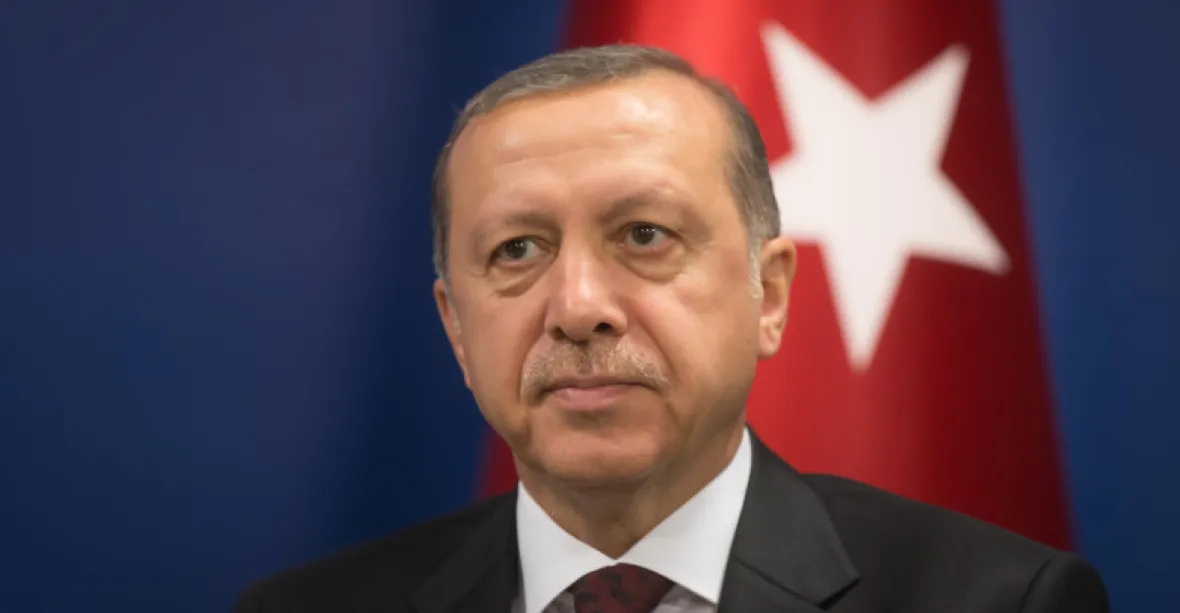Erdogan děkuje národu. Turci těsně odhlasovali větší moc pro prezidenta
