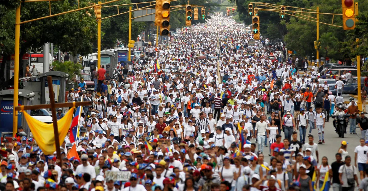 Protesty ve Venezuele mají další oběť. A prezident hraje baseball
