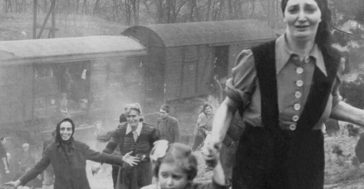 Ikonický snímek záchrany Židů. Po 72 letech se podařilo najít ženy z fotky