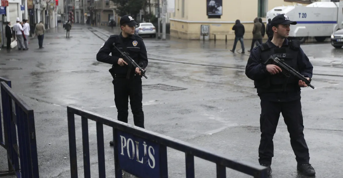 Čistky v Turecku pokračují. Policie zadržela 800 lidí