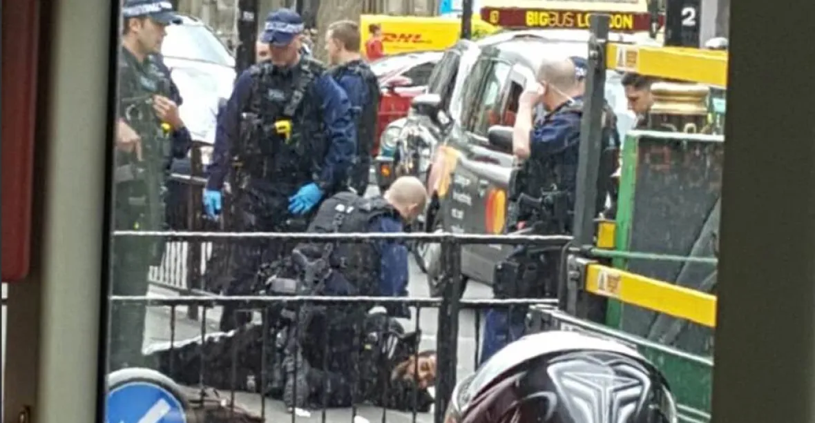 Policisté se u britského parlamentu vrhli na muže s batohem plným nožů