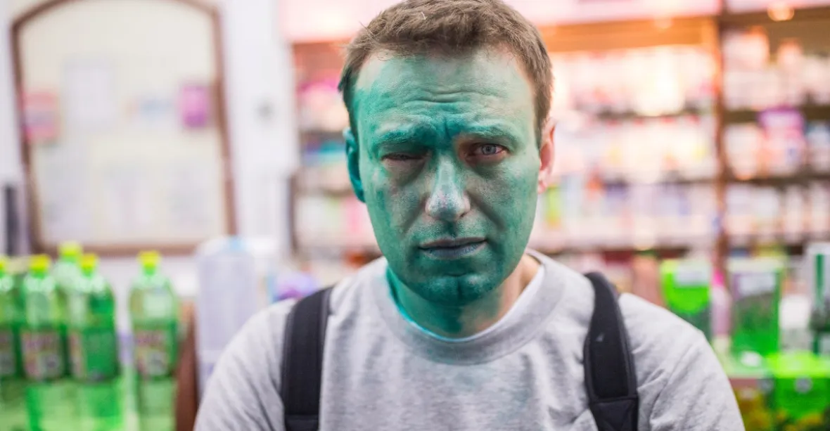 Ruský opoziční lídr Alexej Navalnyj skončil po útoku v nemocnici