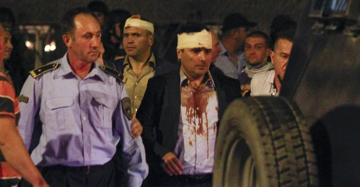 VIDEO: Lidé vtrhli do parlamentu a zbili poslance. Skopje ve varu