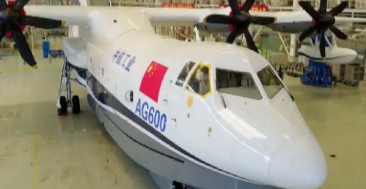 Číňané předvedli největší obojživelné letadlo světa