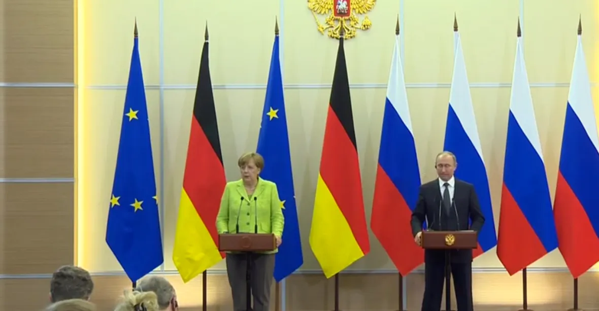 Putin se s Merkelovou shodl na mírovém řešení krize na Ukrajině