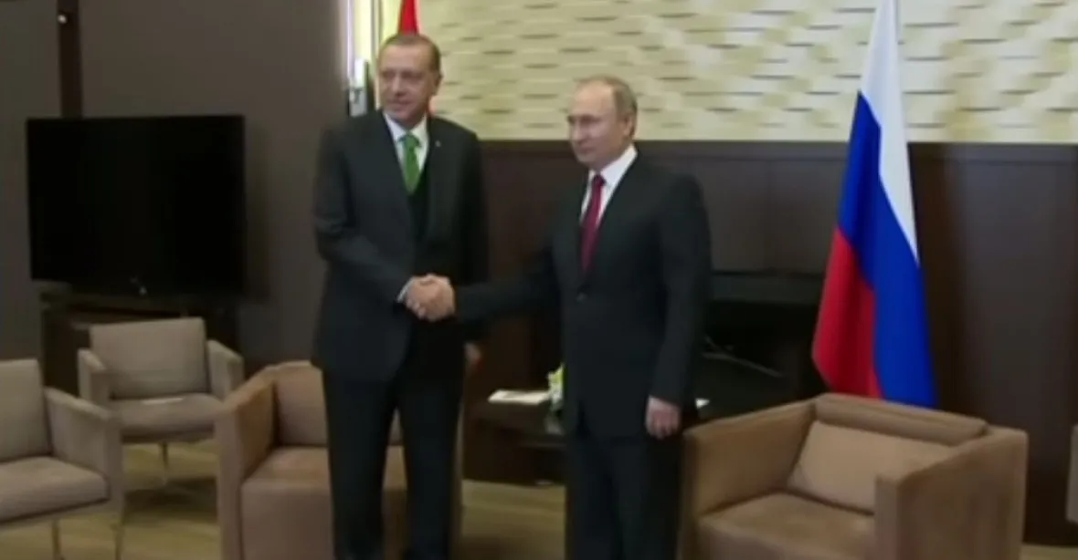 Putin uvítal Erdogana v Soči. Mají jednat o Sýrii