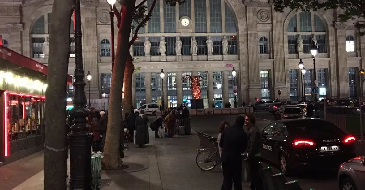 Pařížská policie vyklidila Gare du Nord. Pátrá po teroristech