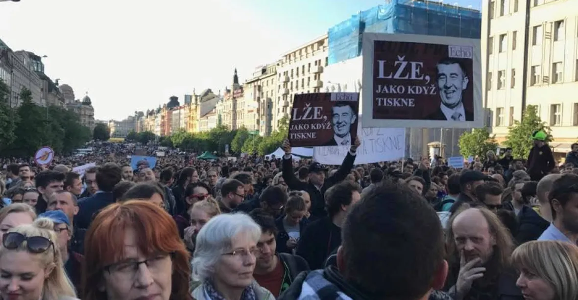 Na Václaváku protestovaly proti Babišovi a Zemanovi desítky tisíc lidí