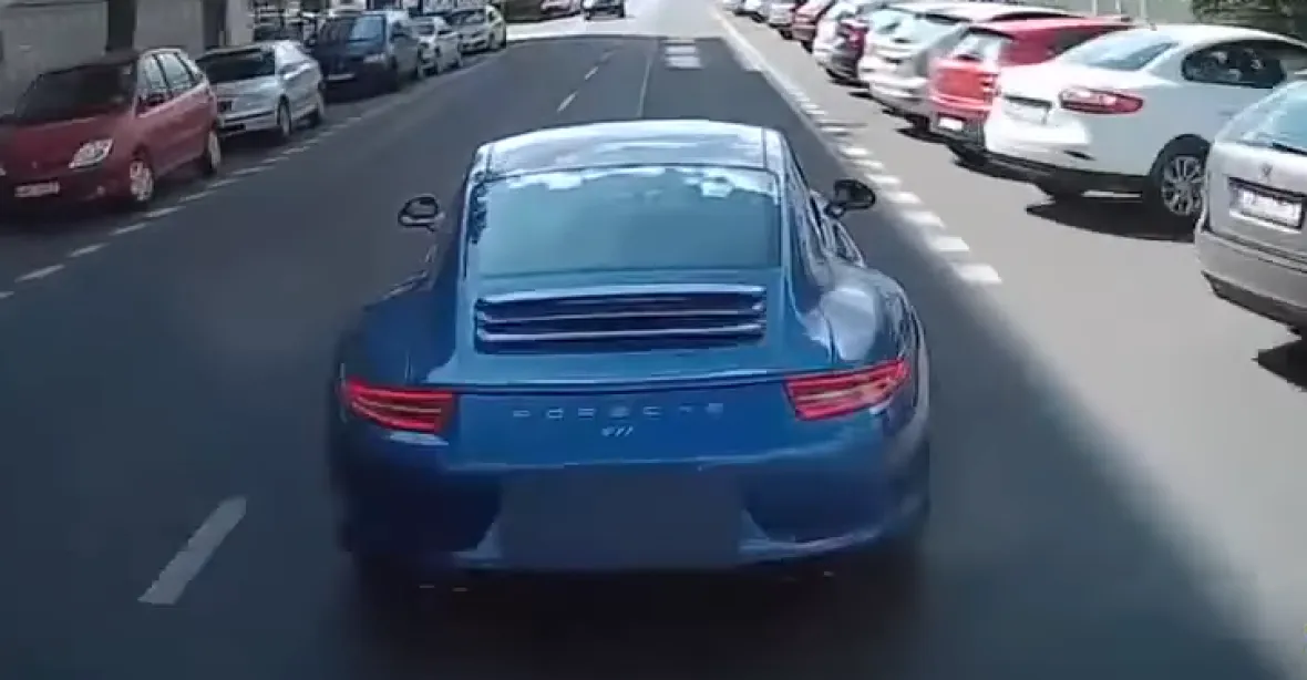 VIDEO: Řidič Porsche vybržďoval čtrnáctitunové hasičské auto