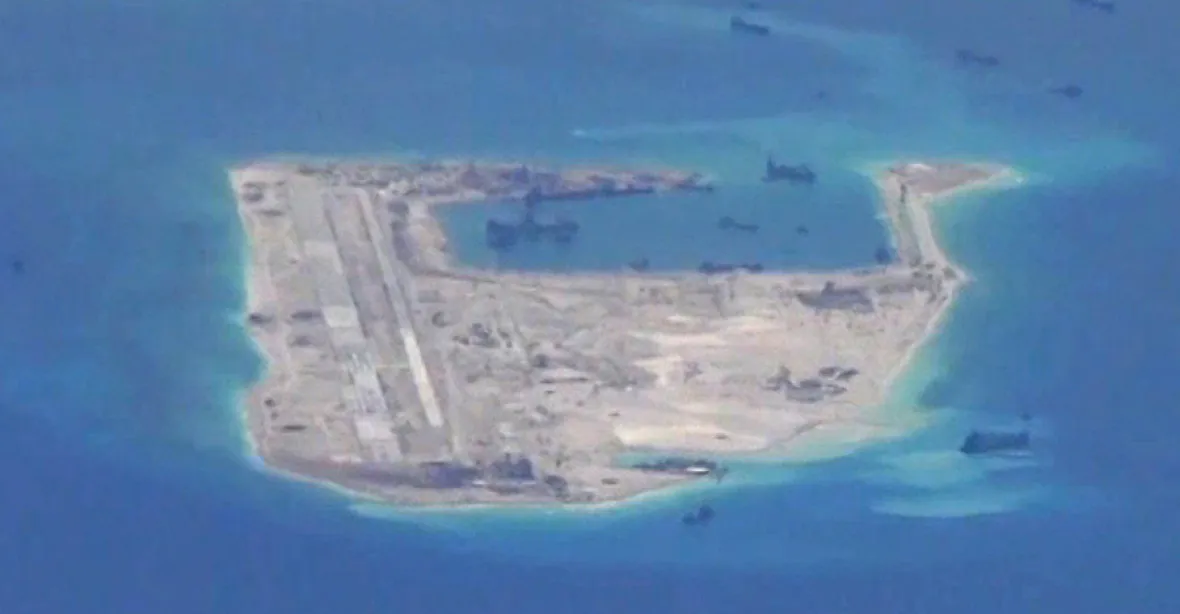 Čína na sporné ostrovy rozmístila raketomety proti potápěčům