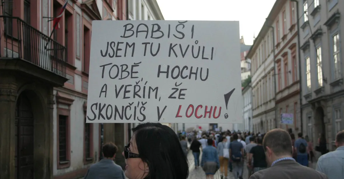 FOTOGALERIE: „Miloše, Bureše do koše.“ Demonstranti šli s koblihou na Hrad