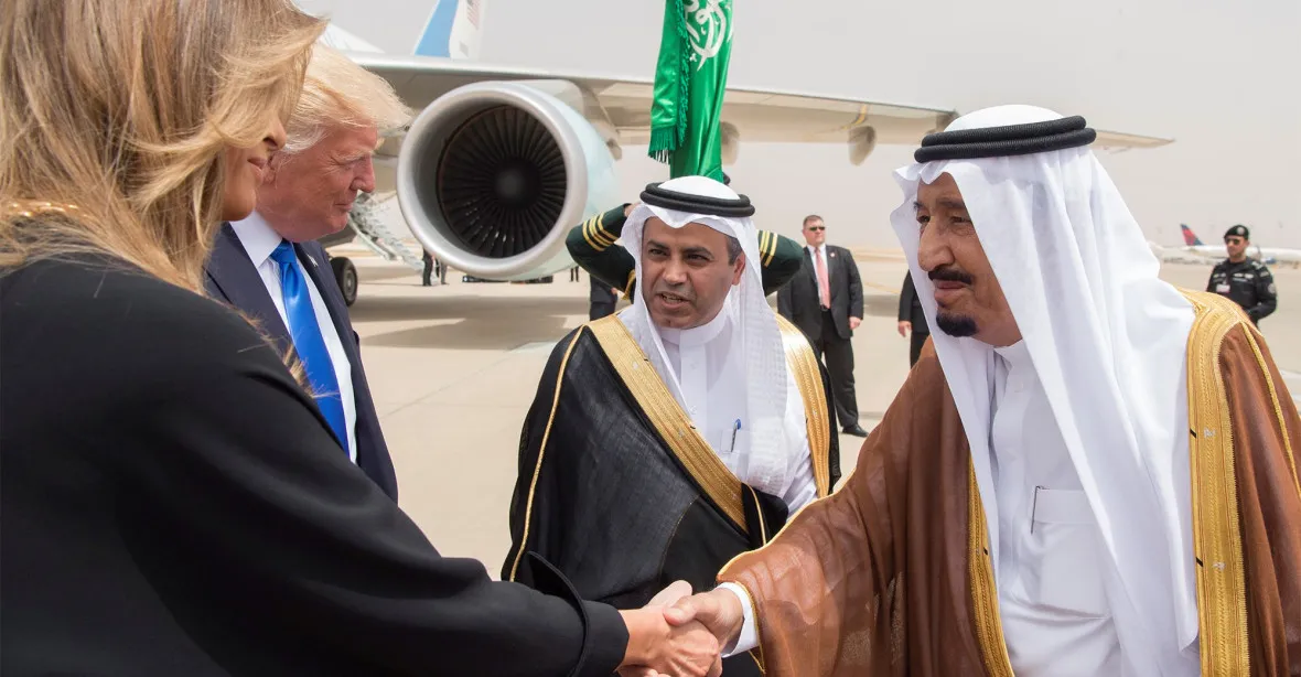 Trumpova manželka se před Saúdy nezahalila. A potřásla rukou králi