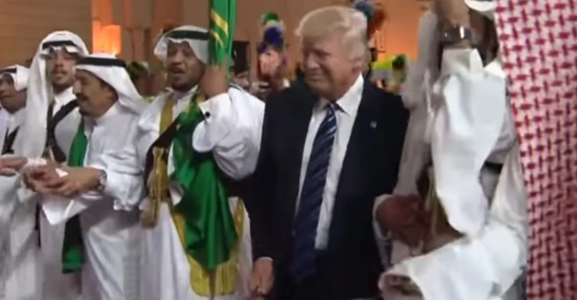 Video: Trump v Saúdské Arábii tančil se šavlí