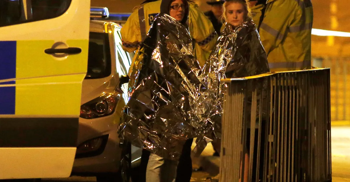 Hledal jsem dceru a ženu mezi mrtvými, říká svědek útoku v Manchesteru