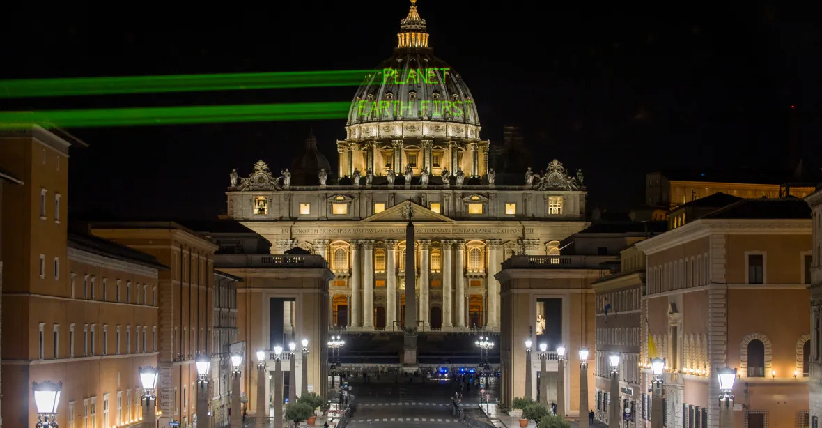 Trump ve Vatikánu. Greenpeace mu promítli vzkaz