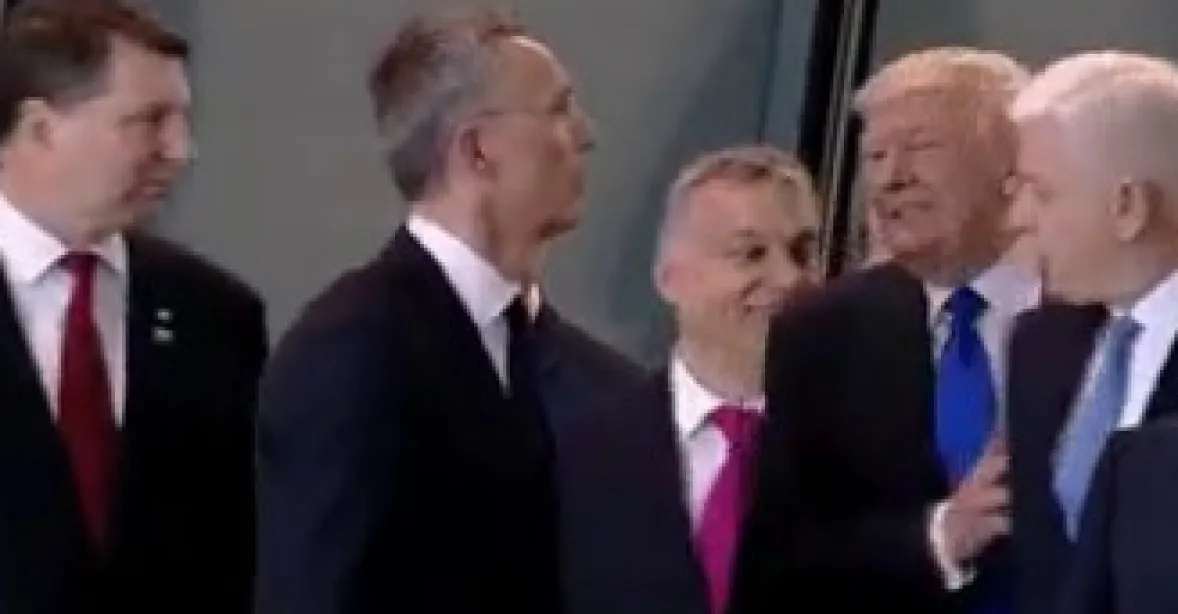 VIDEO: Trump netaktně odstrčil černohorského premiéra