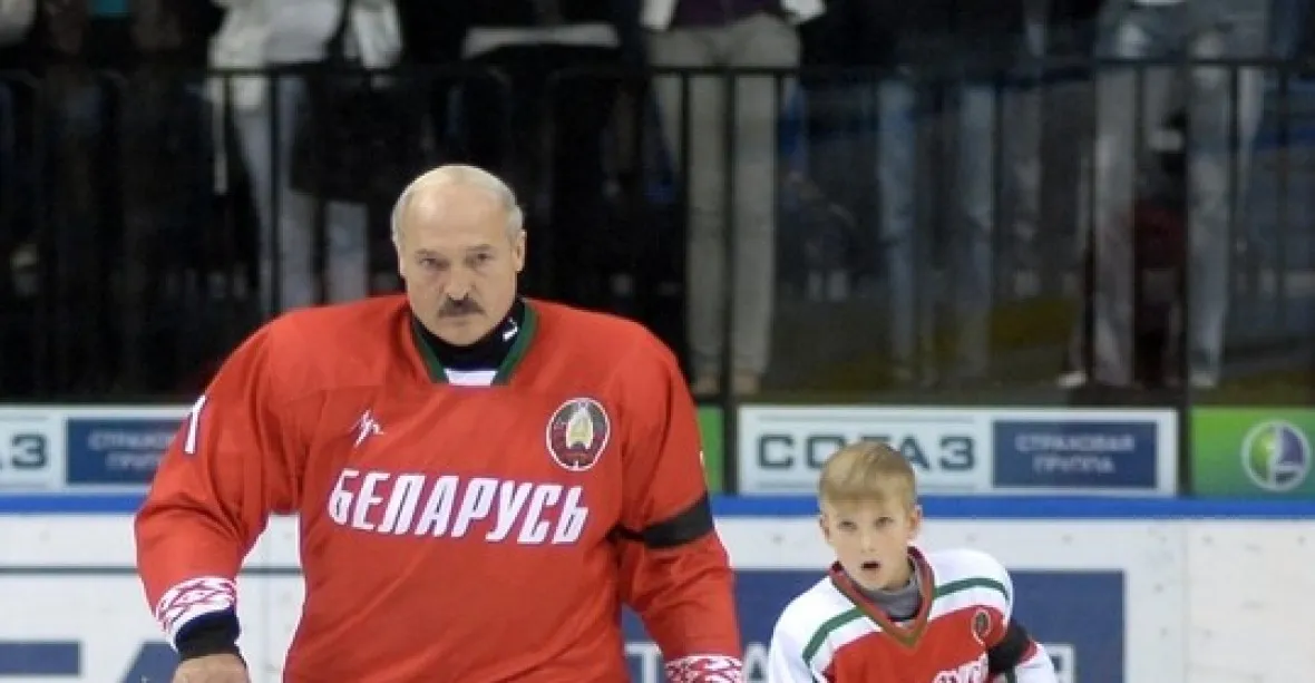Lukašenko spílal hokejistům za šampionát. Hráli prý bídně a slabošsky