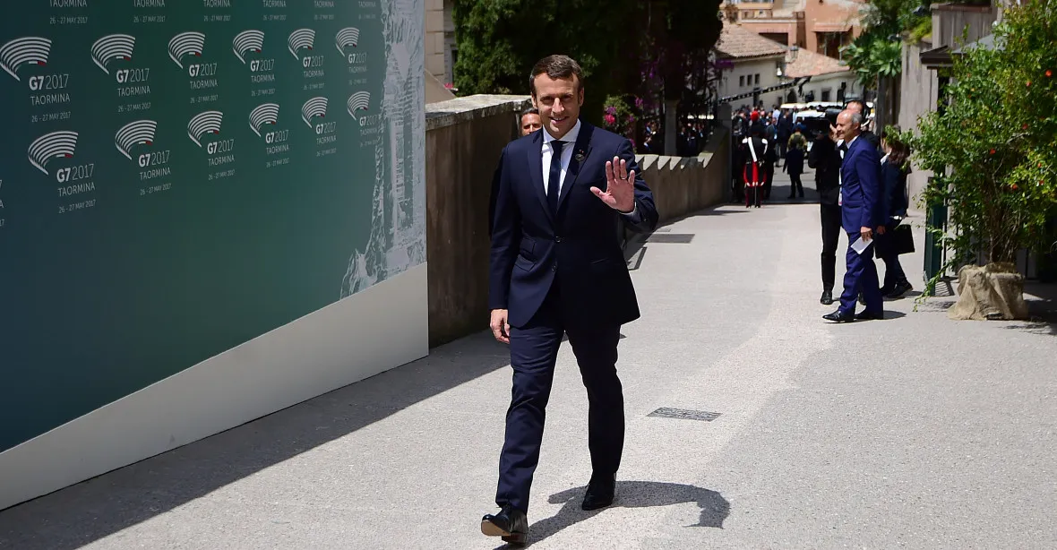 Na scénu vstupuje Emmanuel Barack Macron