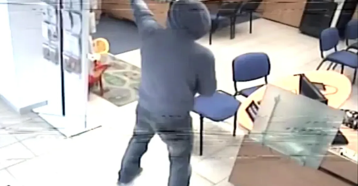 VIDEO: Lupič z banky daleko neutekl. Policisté ho dopadli v cukrárně