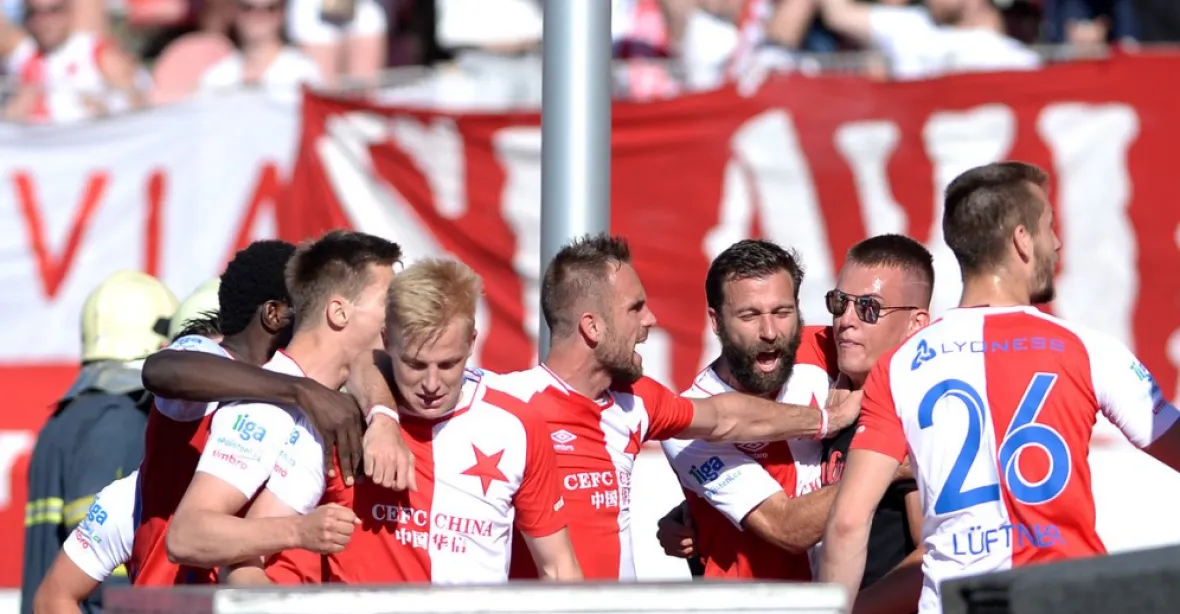 Fotbalová Slavia je mistrem ligy, rozloučila se demolicí Brna