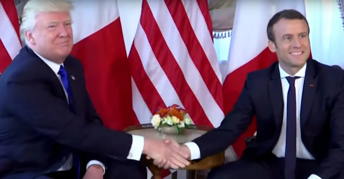 Macron si snaží udělat respekt sevřením ruky. Trumpovi zbělaly klouby