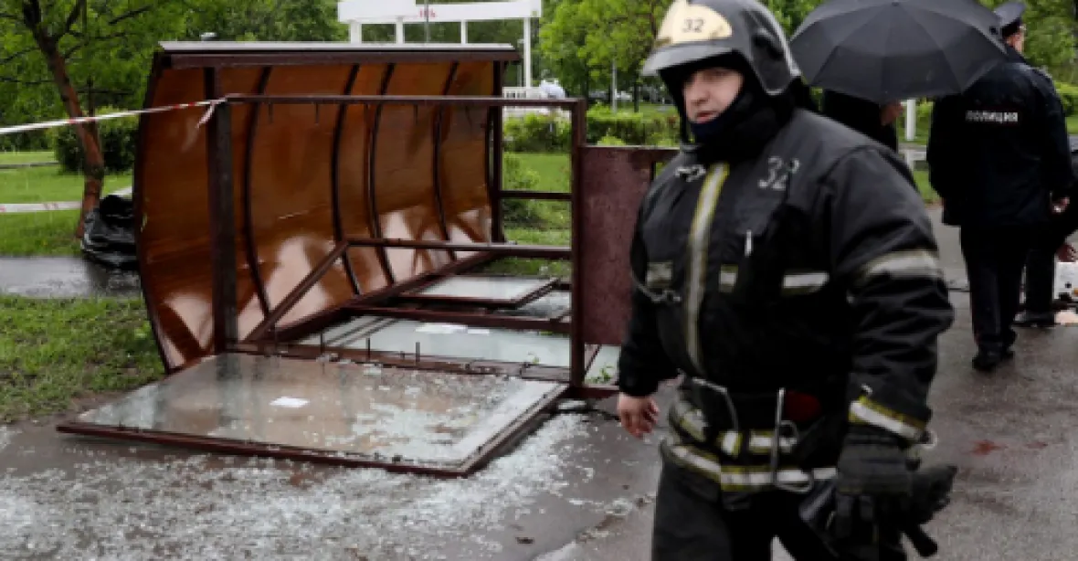 Moskvou se prohnal nejničivější uragán za 100 let, 11 mrtvých