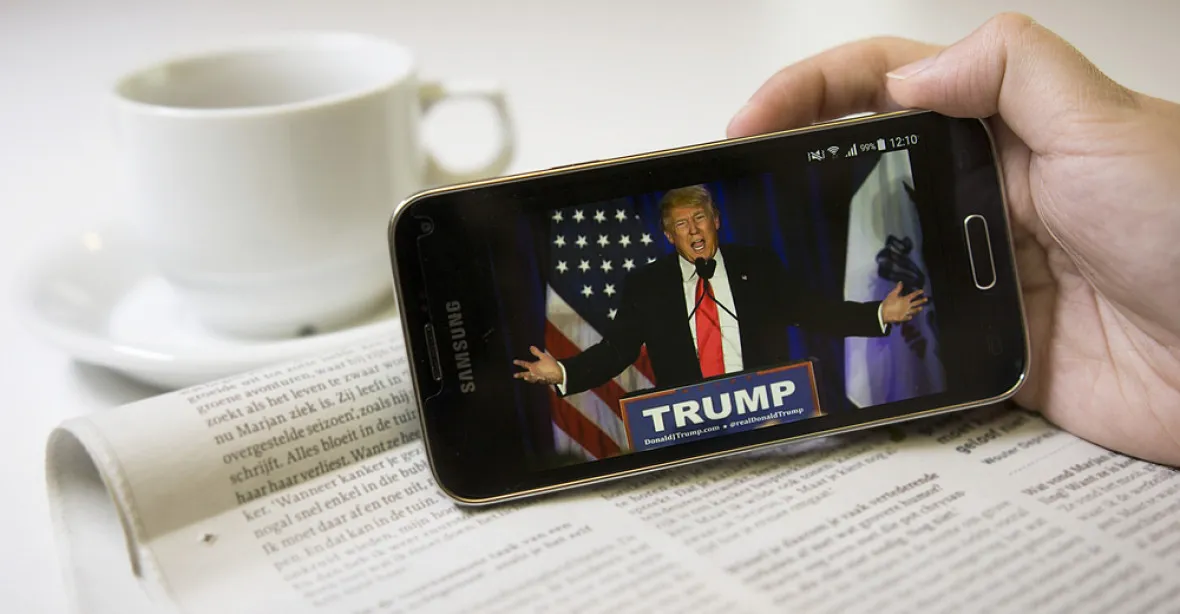 „Zavolejte kdykoli.“ Trump rozdává státníkům číslo svého mobilu