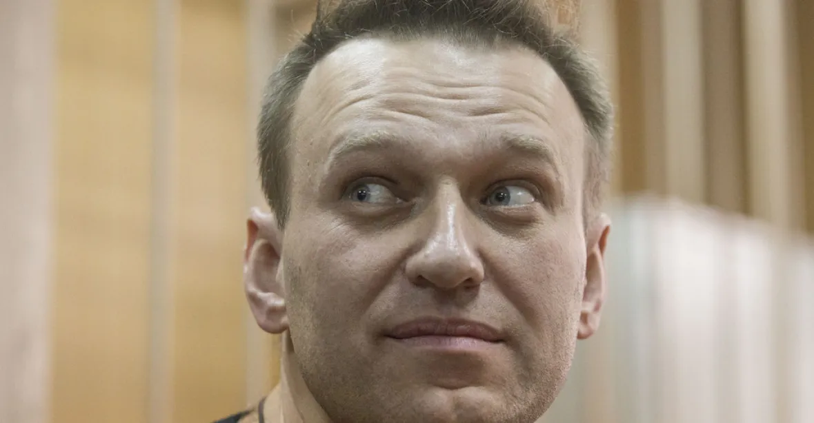 Navalnyj označil ve filmu Medveděva za kriminálníka. Bude ho muset smazat