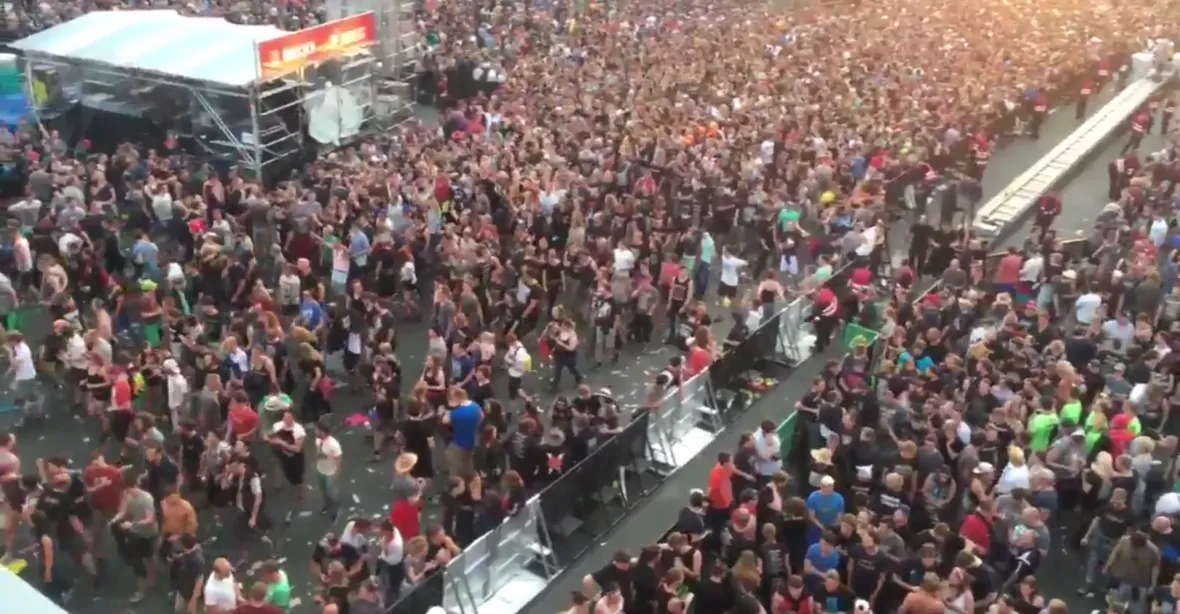 Německá policie přerušila rockový festival kvůli teroristické hrozbě