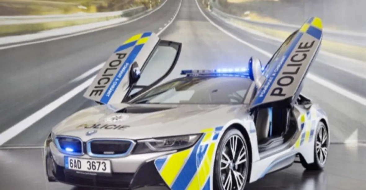 Policejní BMW řídil během nehody policista, potvrzuje inspekce
