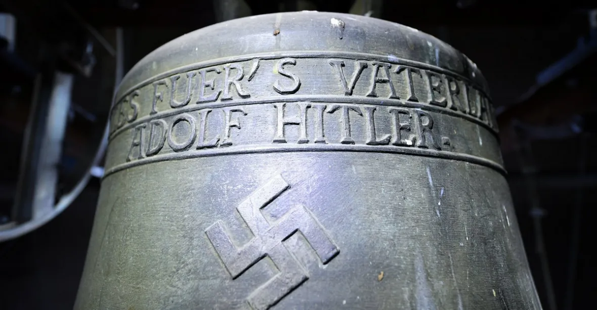 „Hitlerův zvon“ i 72 let po válce zvoní v německé vesnici. Starosta ho brání