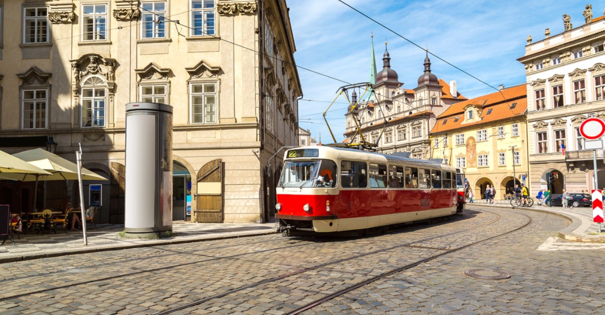 Horko ohýbá tramvajové koleje v Praze