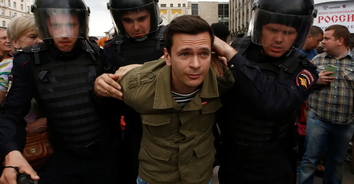 Na 1600 zatčených Moskvě a Petrohradě. Policie sebrala šéfy opozice