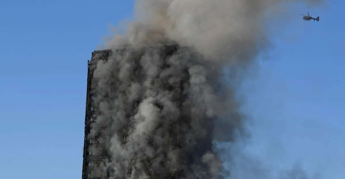 Tragický požár výškové budovy v Londýně. Hasiči nacházejí mrtvé