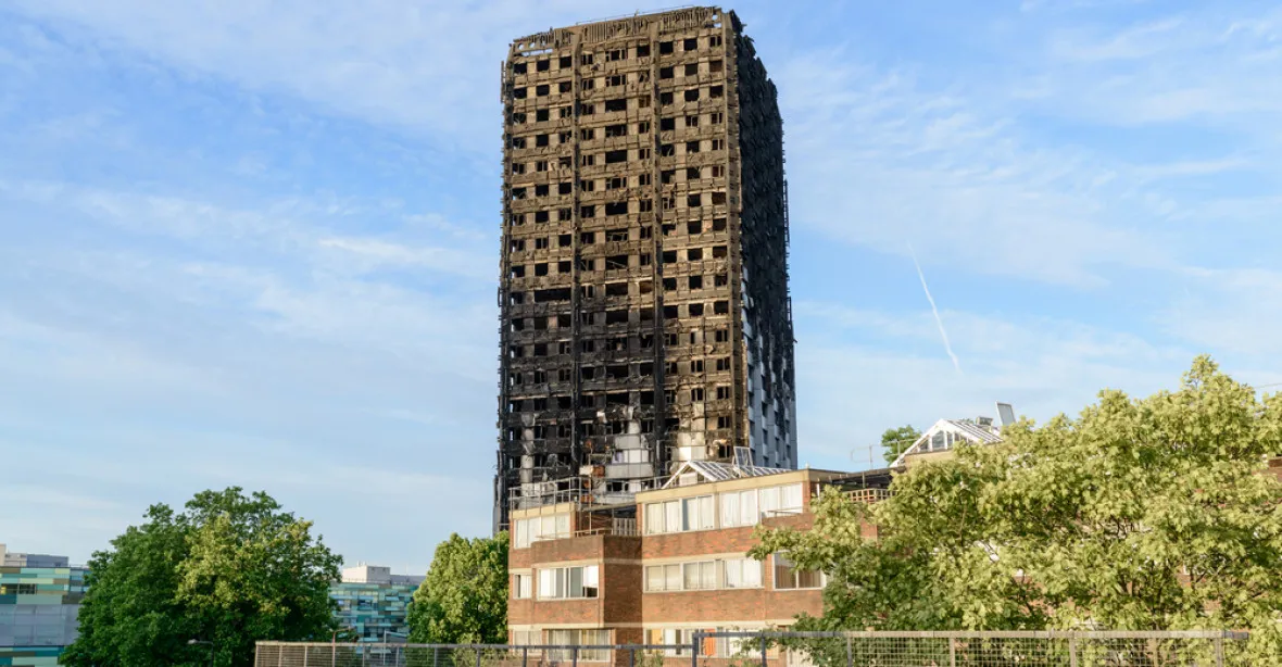 Demonstranti vtrhli na radnici v Londýně kvůli vyhořelému domu
