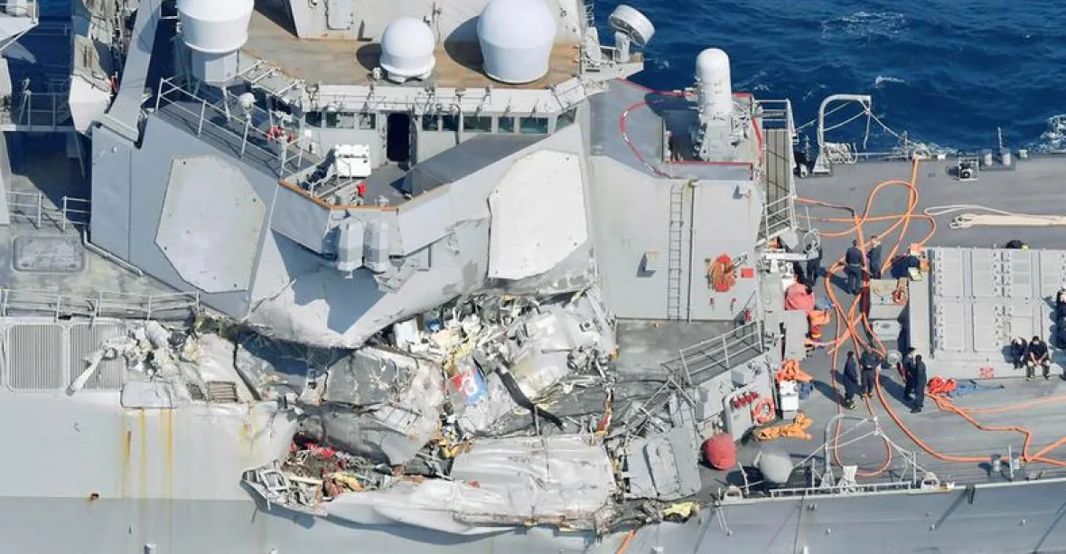 Americký torpédoborec se srazil s filipínskou lodí, sedm pohřešovaných