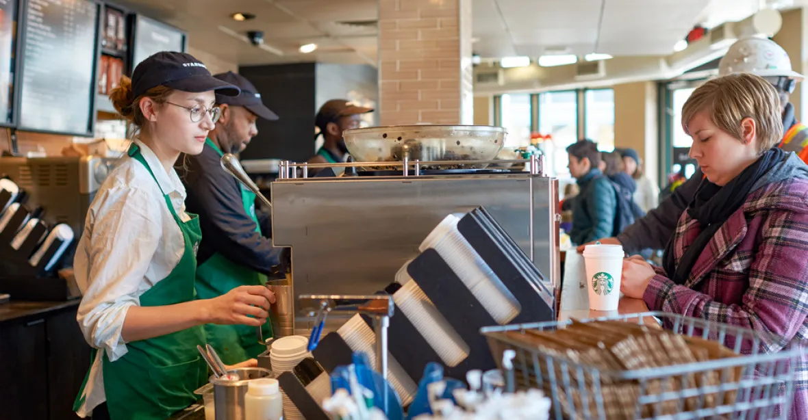 Starbucks hodlá v Evropě zaměstnat 2500 uprchlíků